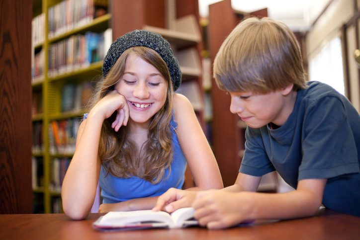 elever leser i bibliotek