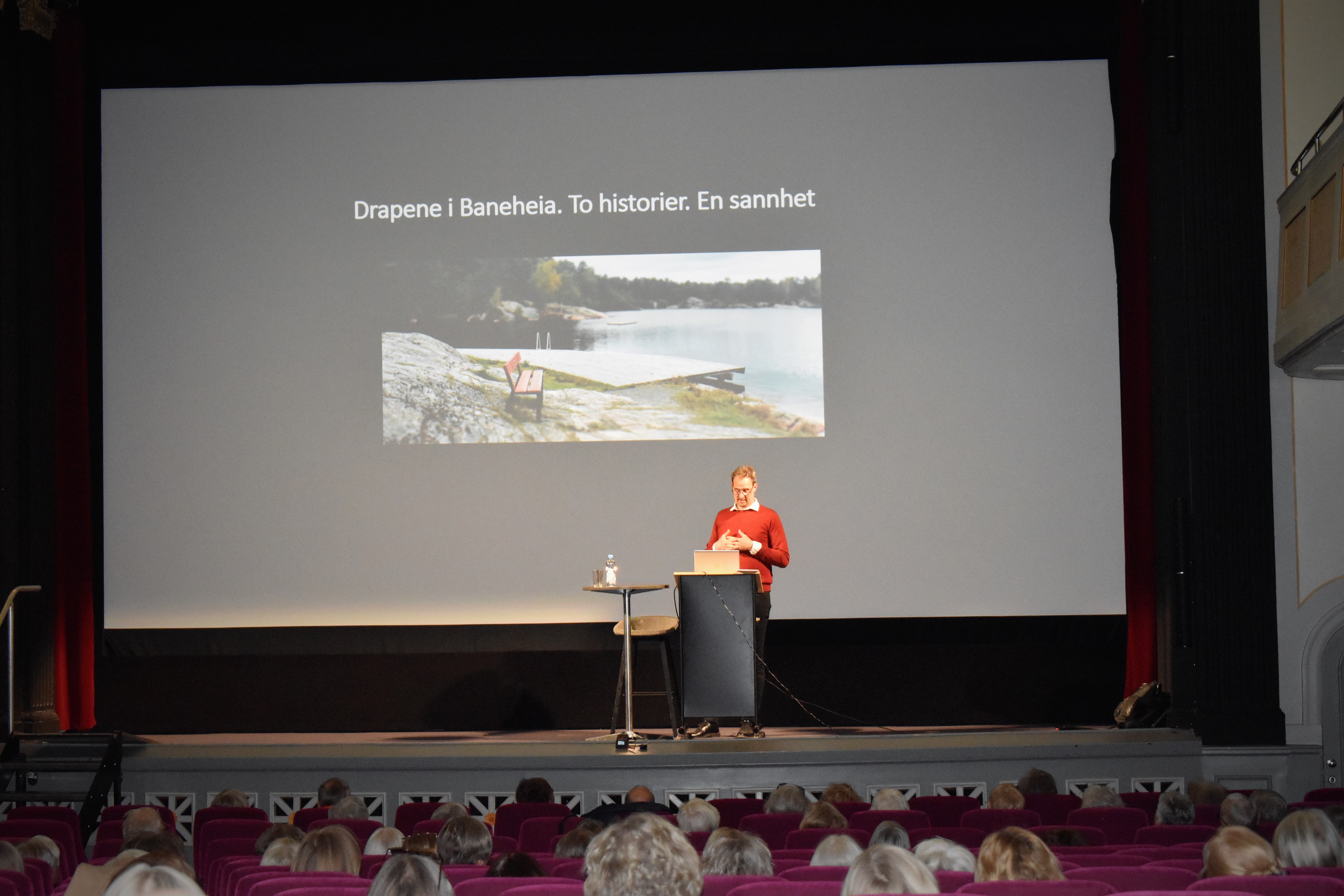 Bjørn Olav Jahr holder på scenen på Sølvberget.