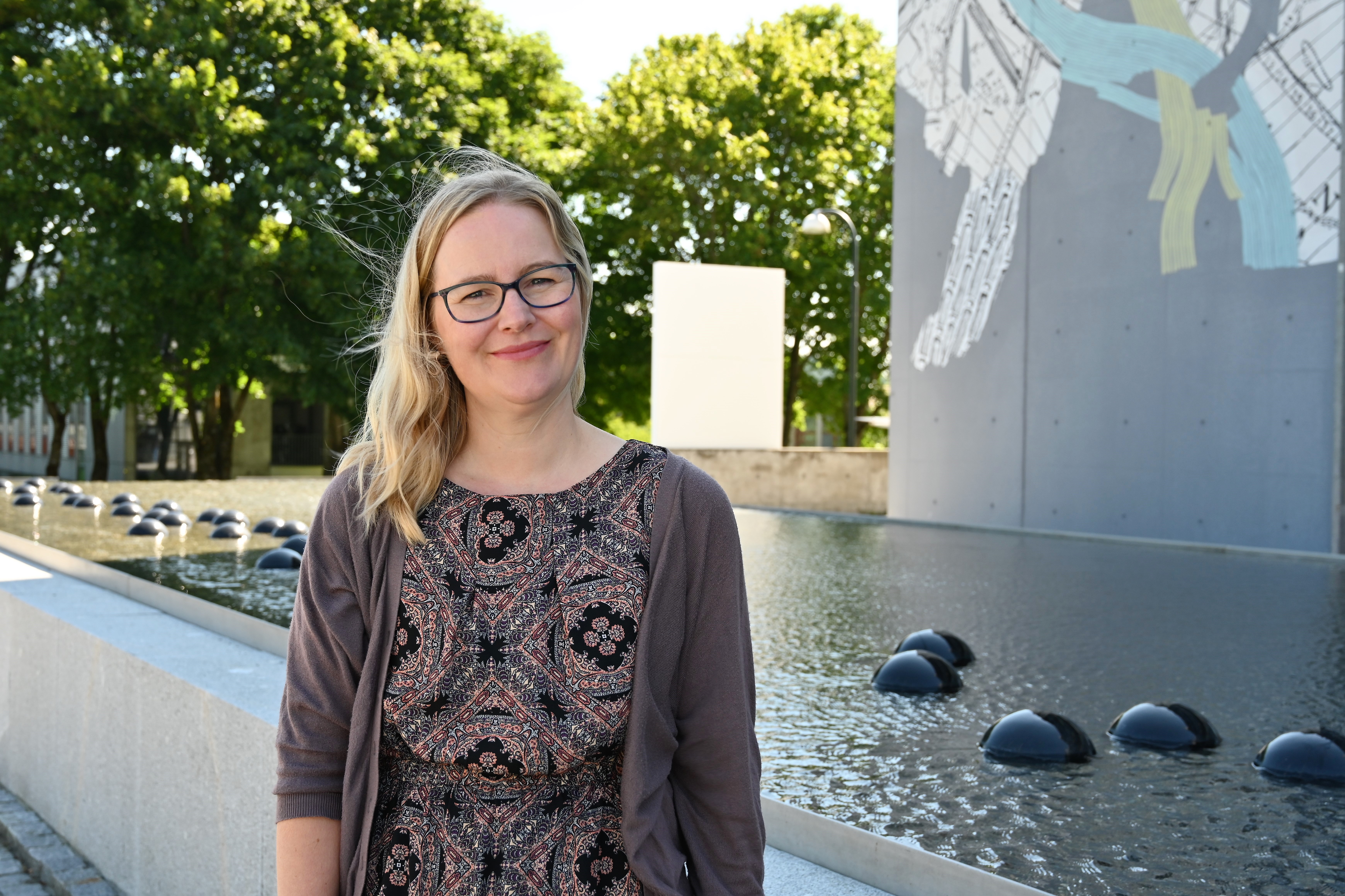 Susanna King, kommuunikasjonsrådgiver, foran Arne Rettedals hus, campus Ullandhaug