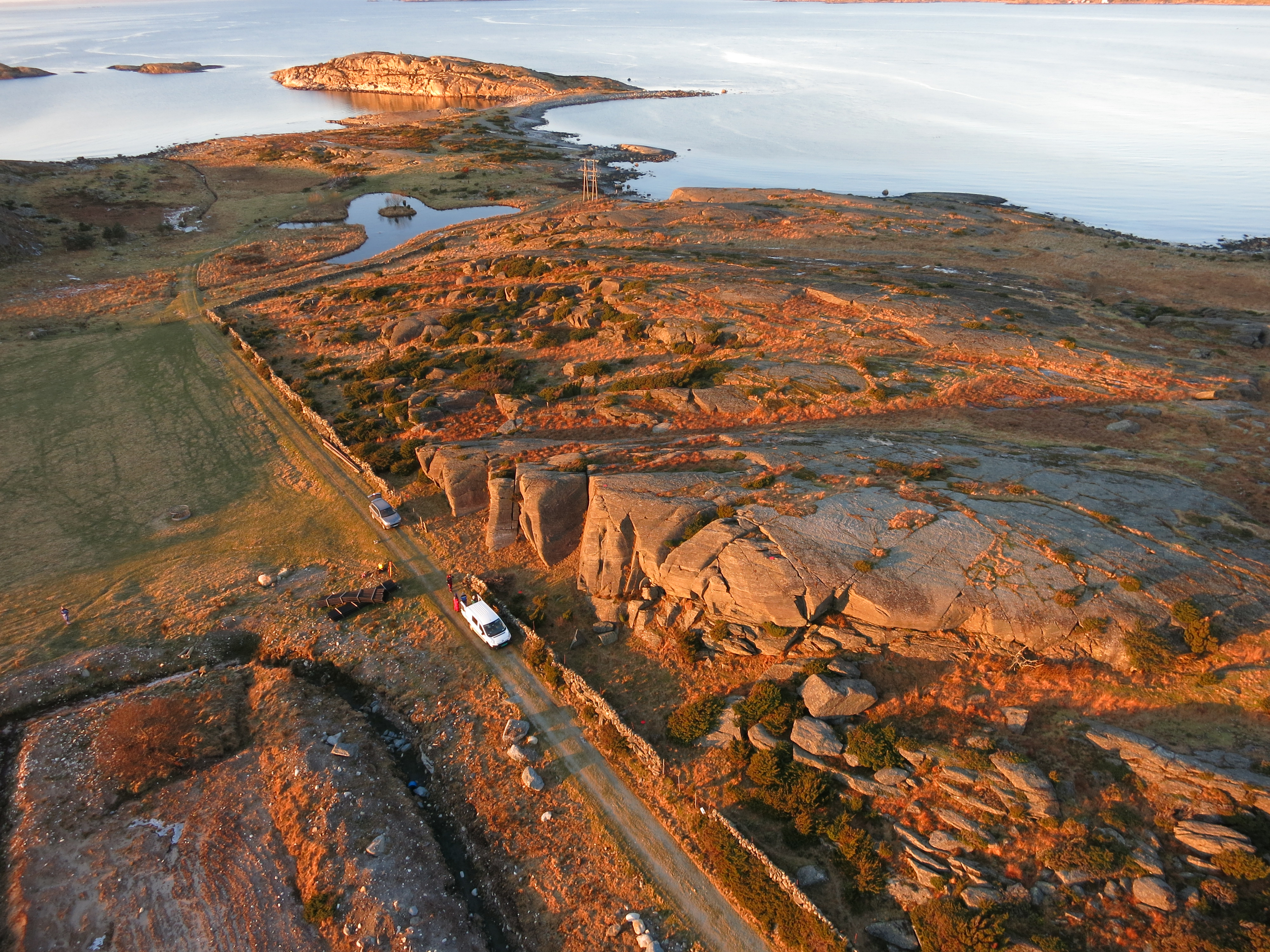 Dronefoto av helleristningsfeltet