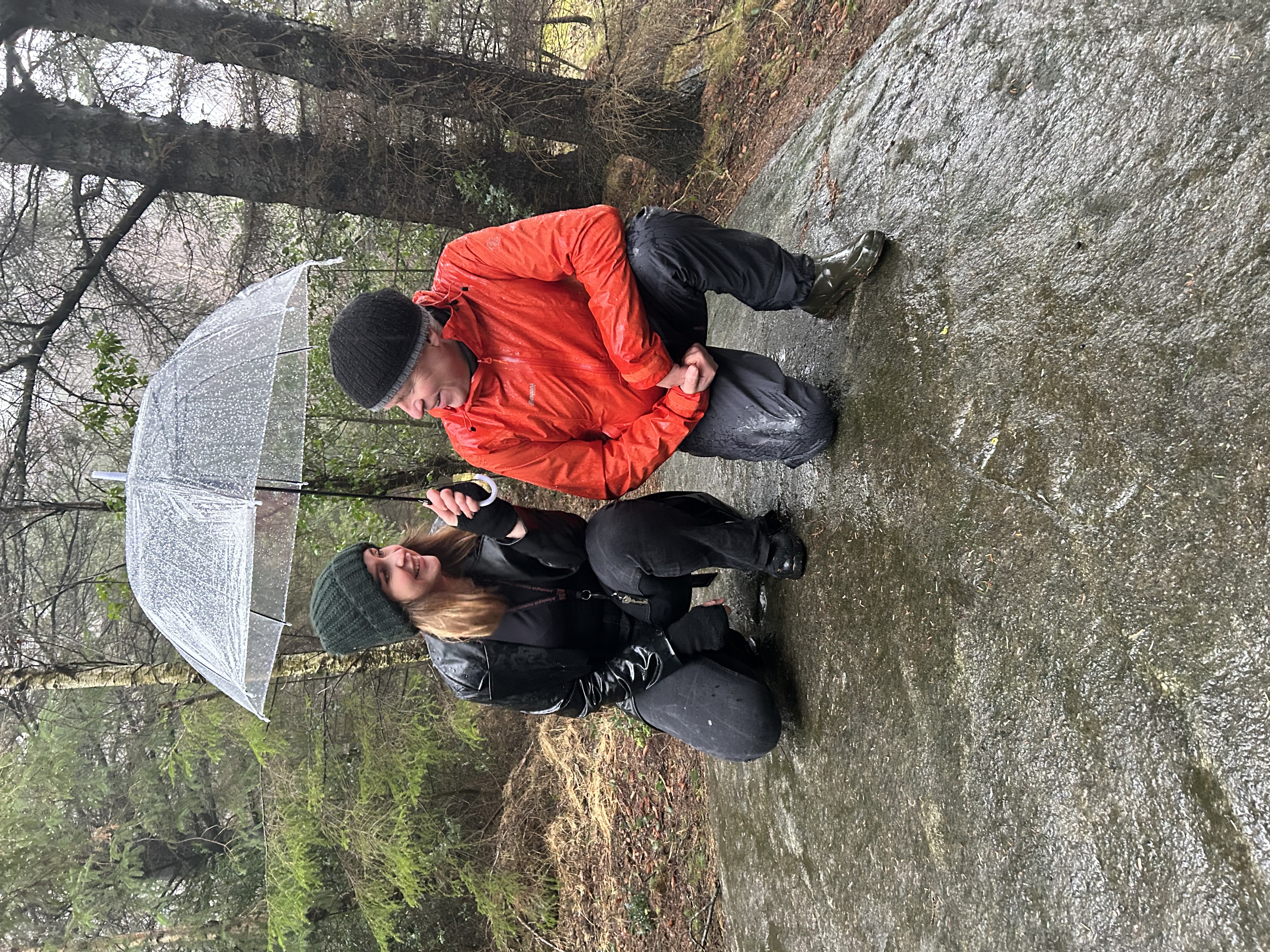 Øyvind og datteren Ingrid Johanne Helland foran helleristningen han oppdaget i skogen på Madla i Stavanger.