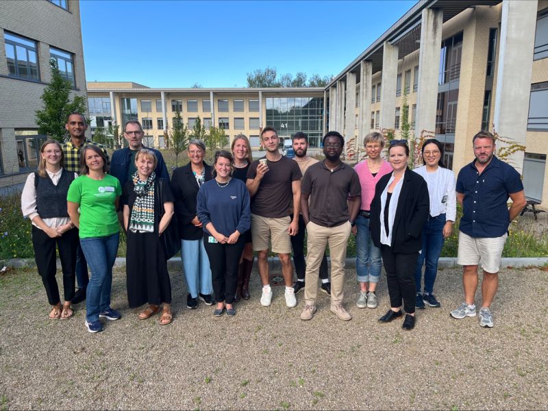 Gruppebilde av deltakere på sommerskole som smiler i kamera