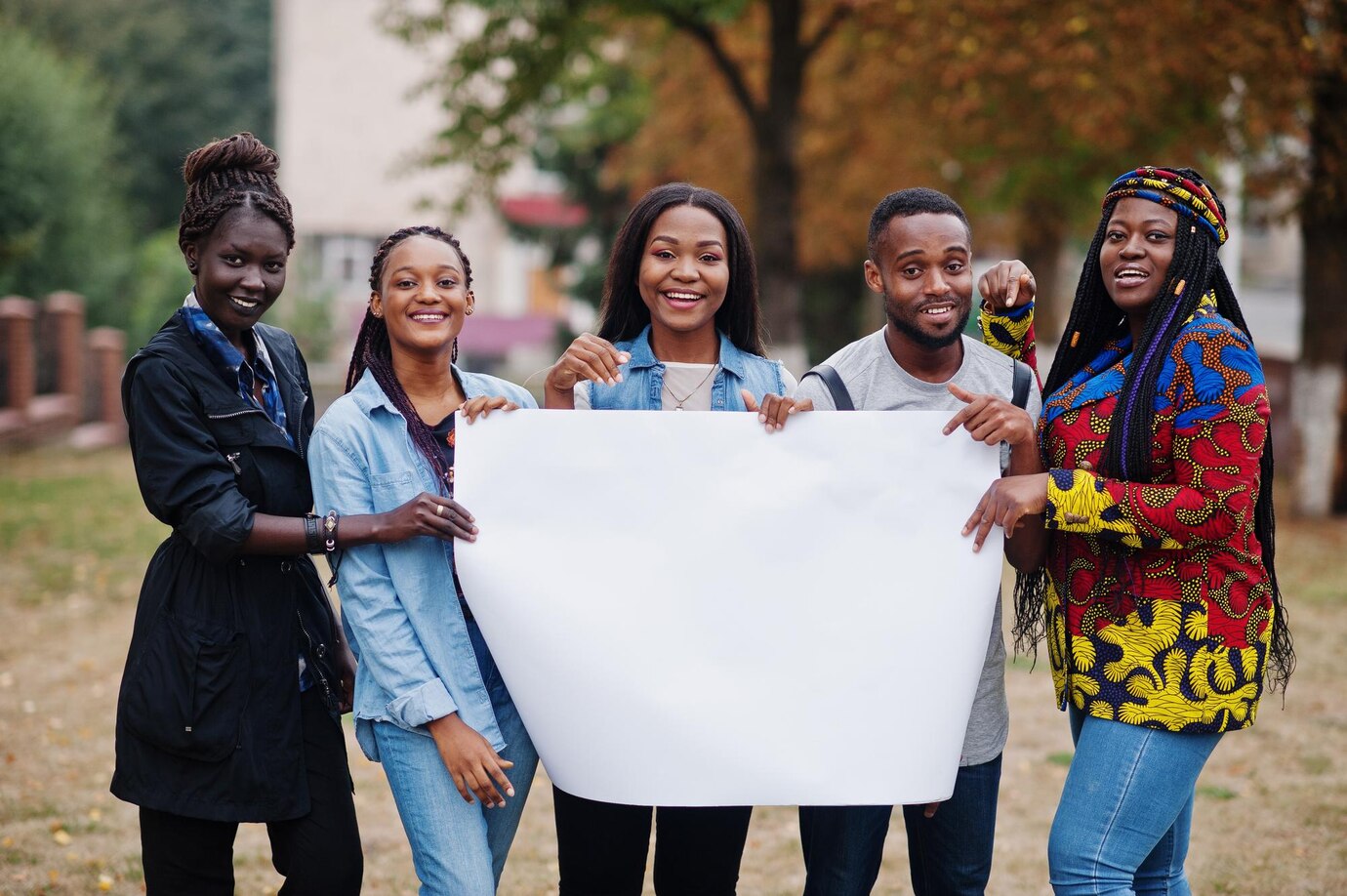 En gruppe afrikanske studenter som holder et hvitt ark