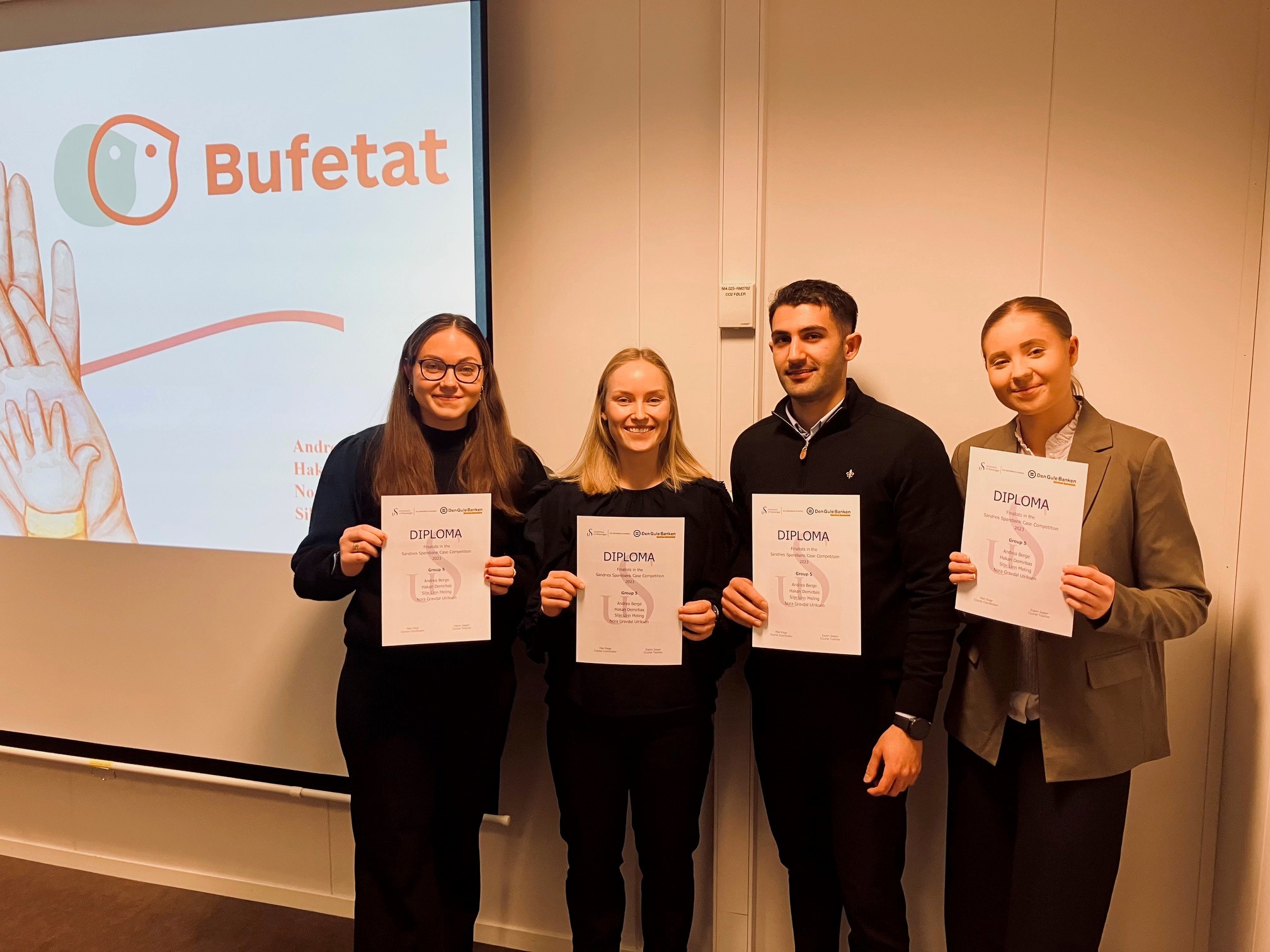 Finalistar, team Bufetat med studentane Andrea Berge, Hakan Demirbas, Silje Linn Meling og Nora Gravdal Ulriksen.