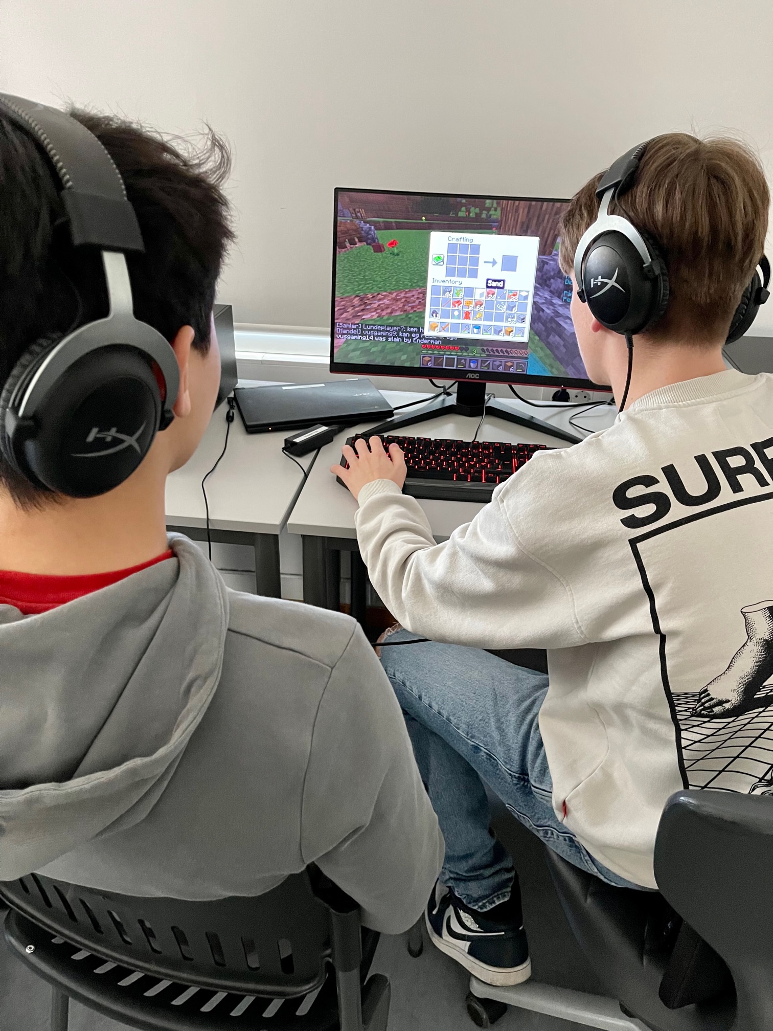 To elever som bruker dataspillet Minecraft p&aring; skolen. 