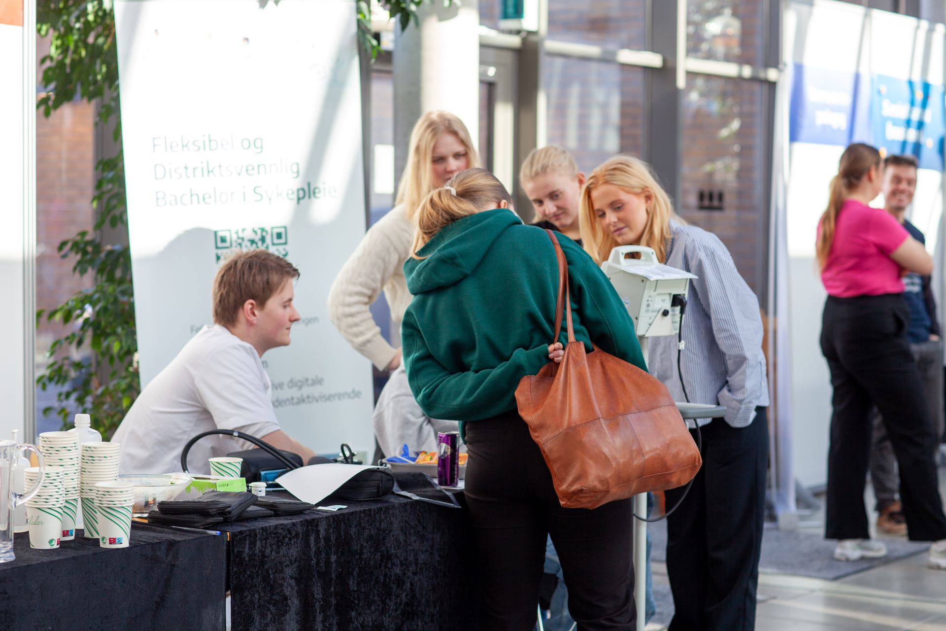 Personer prater sammen på stand