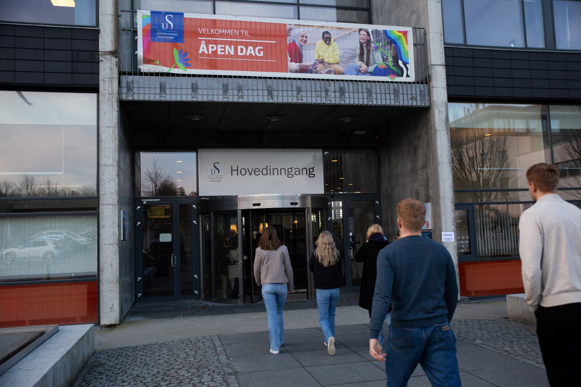 Personer går inn i et bygg