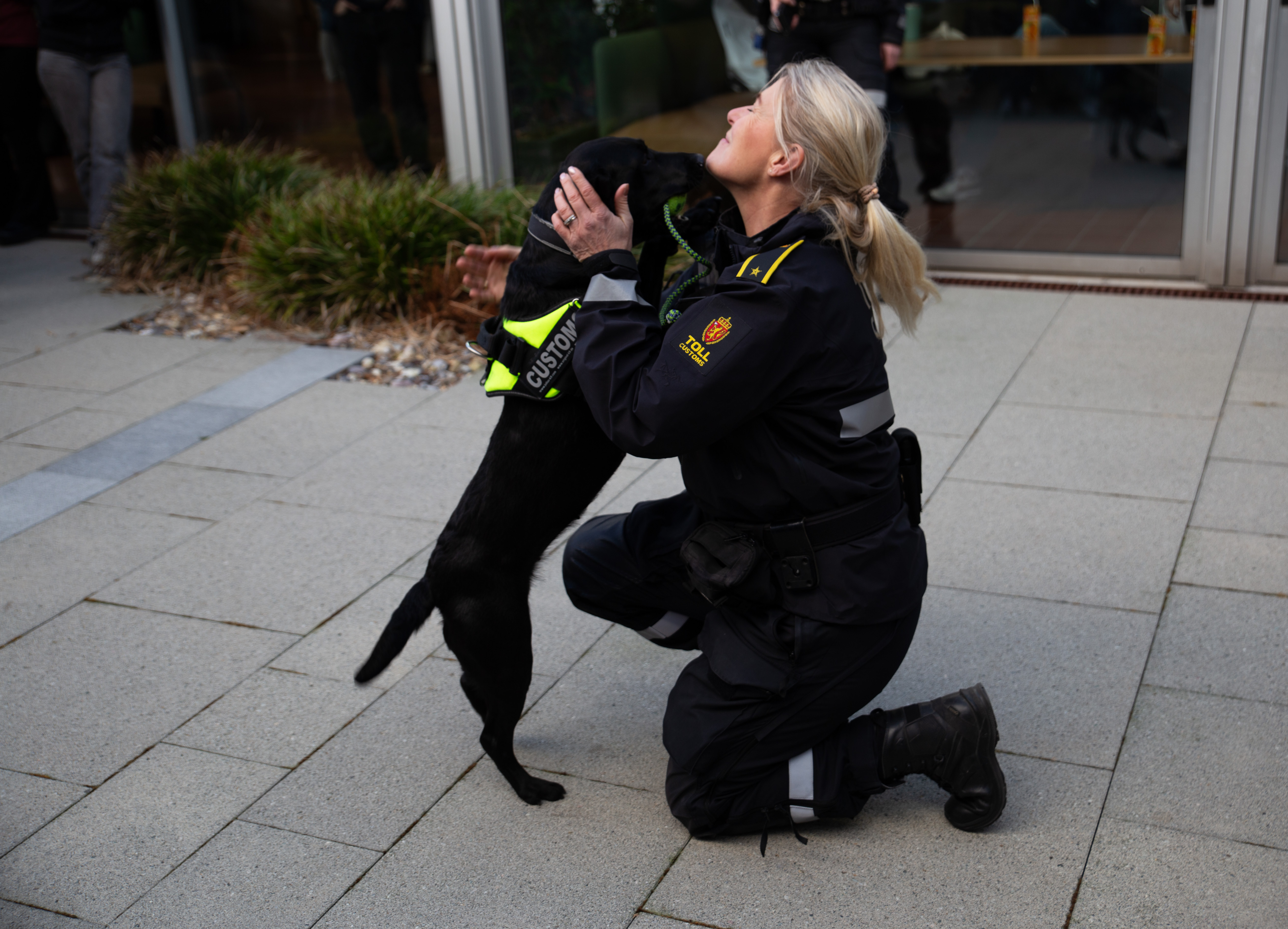 Hund og kvinne fra Tolletaten.