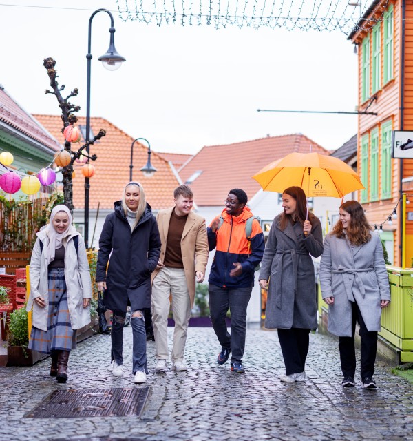 Studenter gående i Stavanger sentrum, fargegata