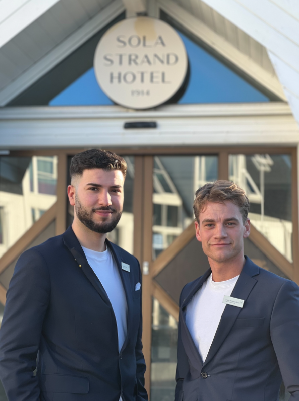 Memet Kayhan og Hans Kristian Bjune foran Sola Strand Hotel.