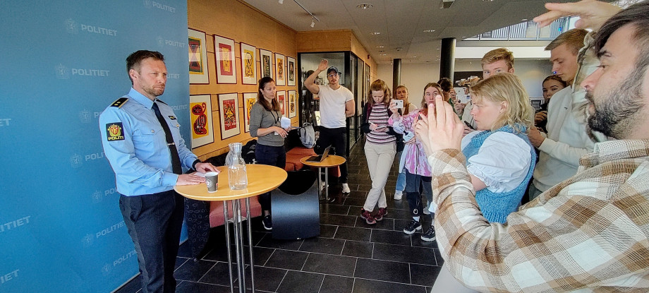 Journalistikkstudenter deltar på en fiktiv pressekonferanse med politiet. 