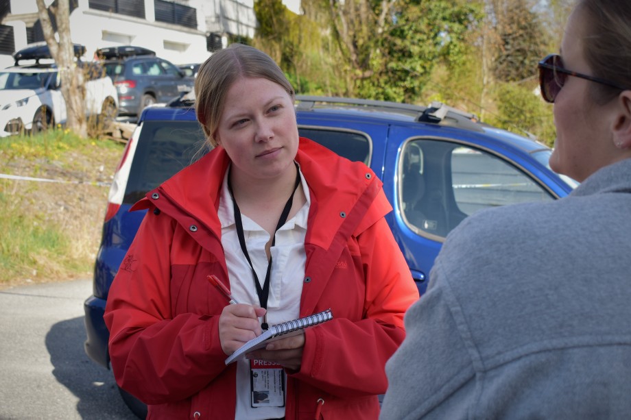 Journalistikkstudent intervjuer et fiktivt vitne under en kriseøvelse.