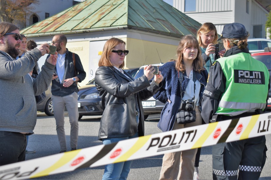 Journalistikkstudenter intervjuer innsatsleder foran politisperringer under en kriseøvelse.