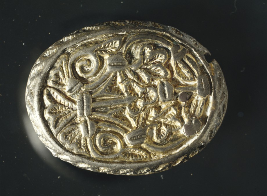 Vikingkvinnen ble gravlagt med denne beltespennen, som trolig kommer fra de britiske øyene.
