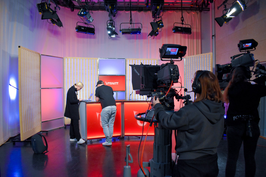 Studenter i TV-studio