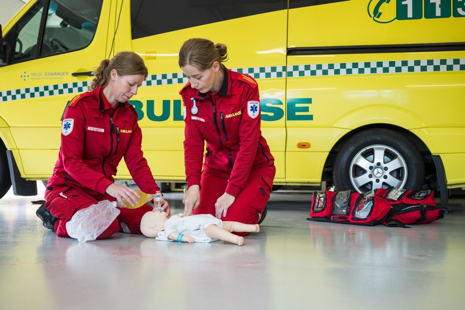 To ambulansepersonell foran en ambulanse