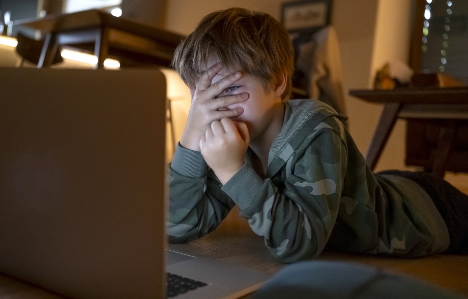 En gutt som ikke tør å se på datamaskinen.
